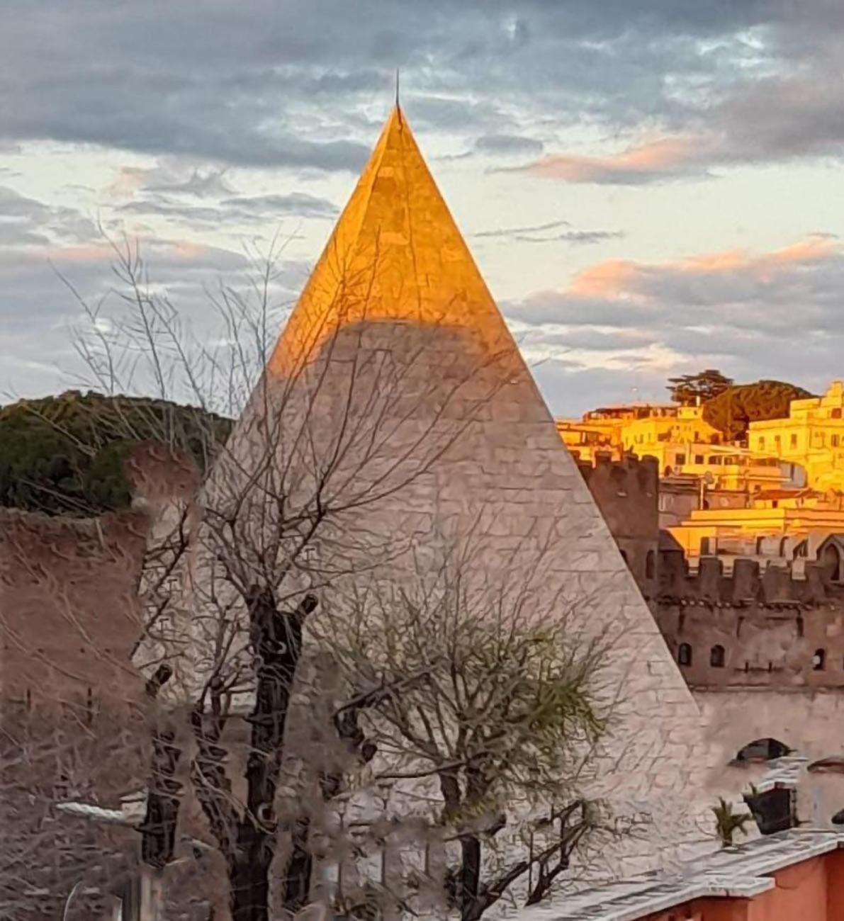 The Golden Pyramid Lejlighed Rom
